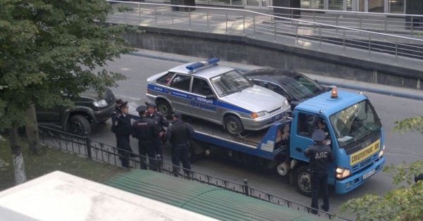 Полицейский автомобиль на штрафстоянке.