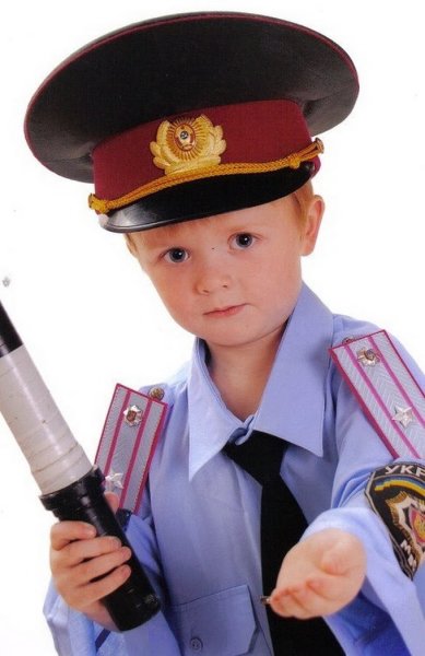 Мальчик в форме полицейского
