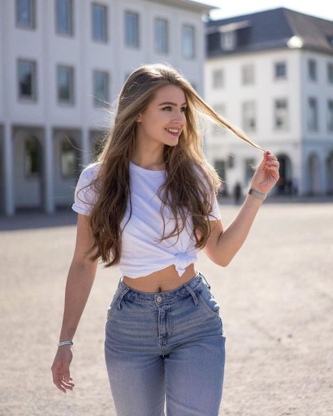 Anna von Klinski в полный рост