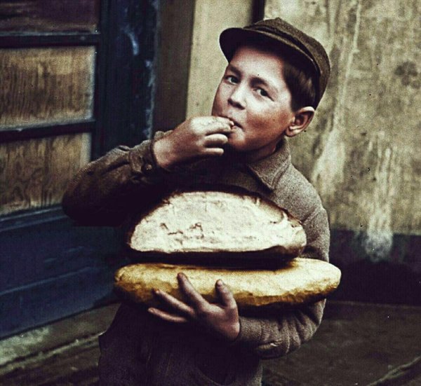 Мальчик с булочкой