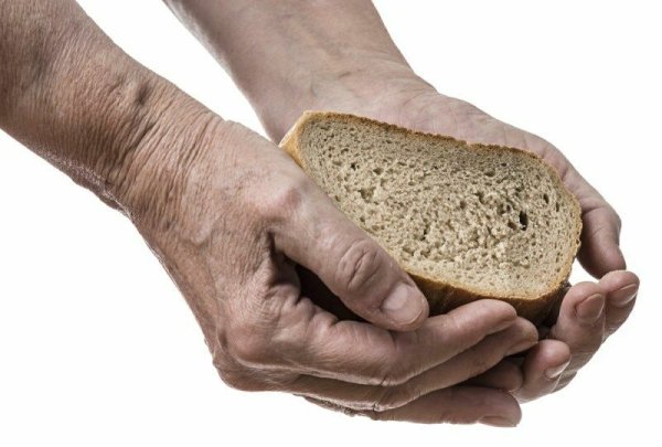 Кусок хлеба в руке
