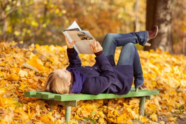 С книжкой на скамейке