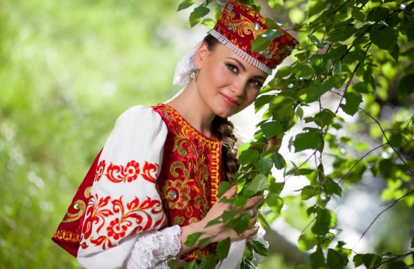 Русская красавица на фоне березы