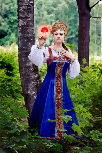 Девушка в русском народном костюме