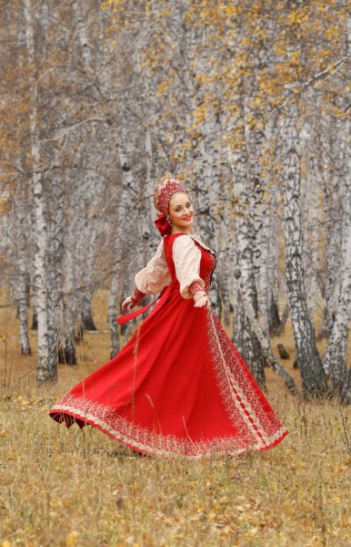 Русский национальный костюм красивый