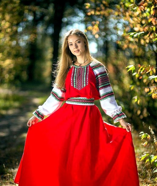 Девушка в русском сарафане