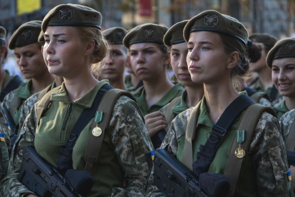 Женщины военные