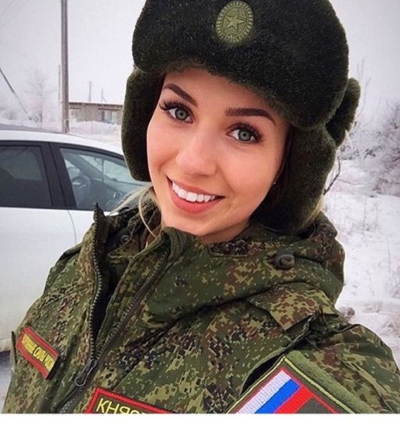 Девушки в военной форме России