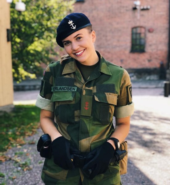 Красивые женщины в военной форме