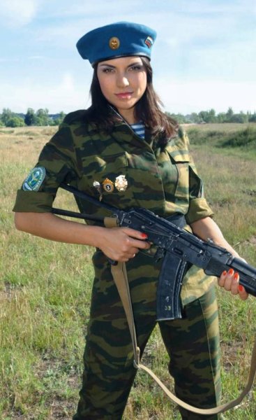 Девушки в военной форме