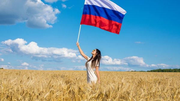 Девушка с российским флагом