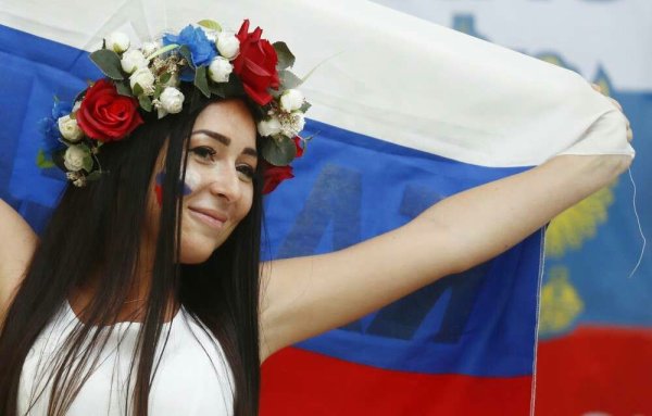 Девушка с русским флагом