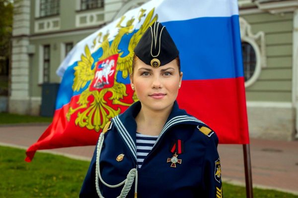 Женщина в морской форме