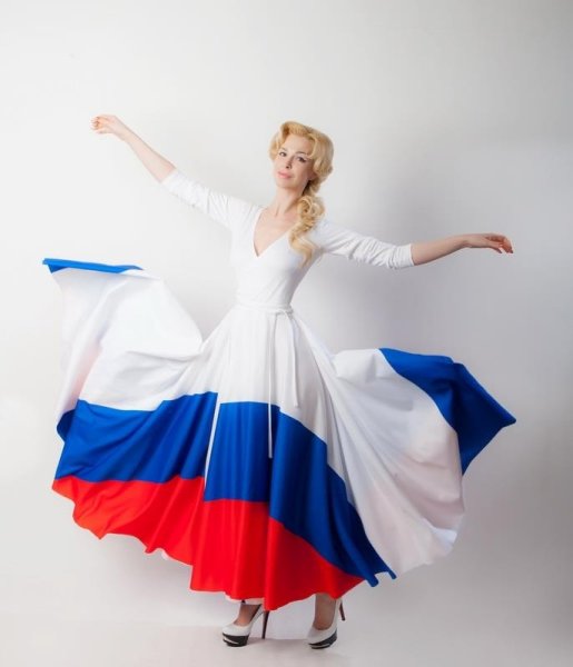 Платье цвета российского флага