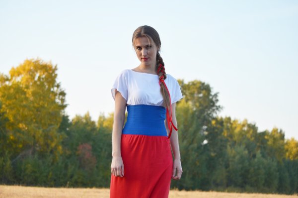 Платье цвета российского флага