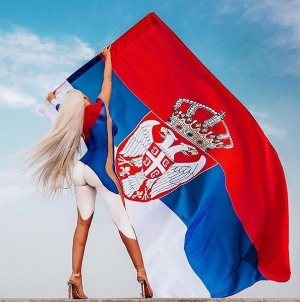 Девушка с сербским флагом
