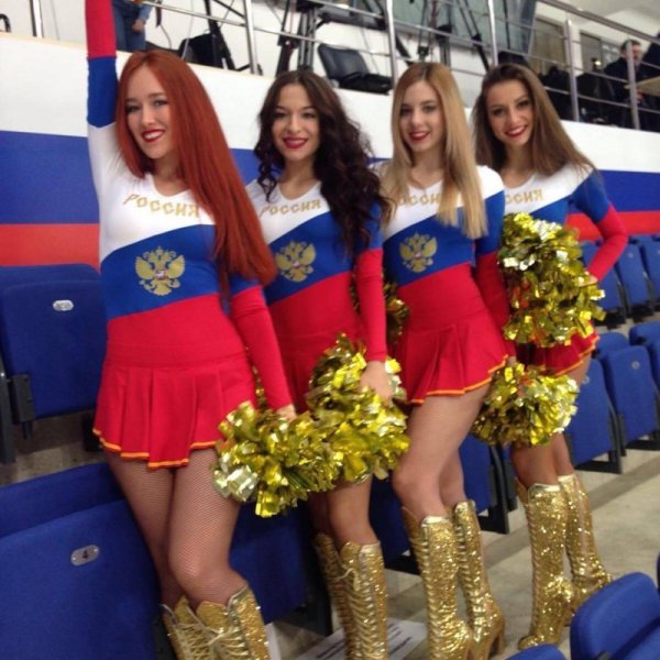 Девушка с российским флагом
