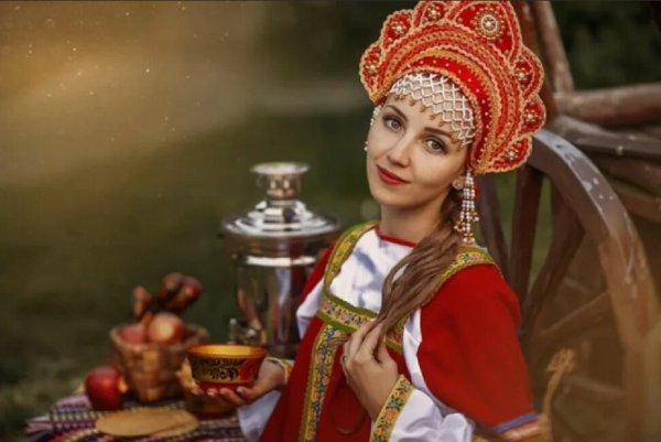 Русская девушка в кокошнике