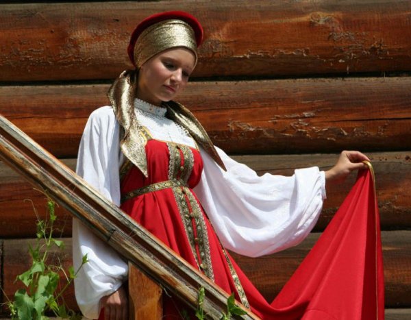 Русская красавица в народном костюме