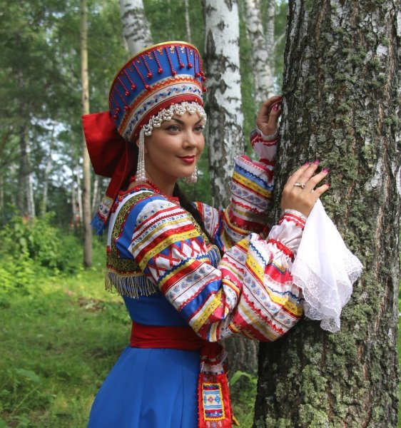 Девушка в русском национальном костюме
