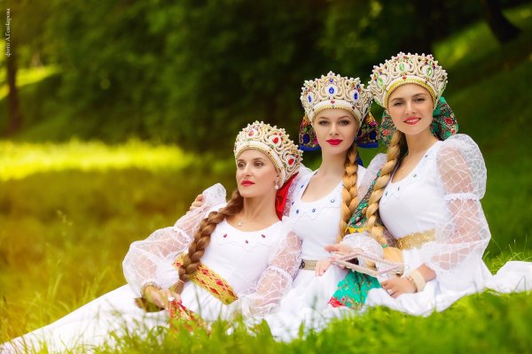 Русская красавица в национальном костюме