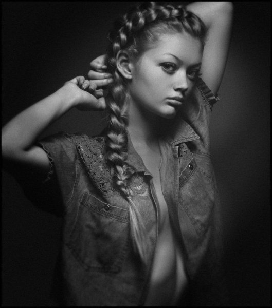 Фотосессия девушки с косичками