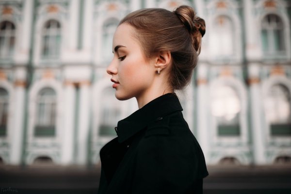 Лицо девушки в профиль