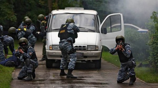 Полицейский спасает людей