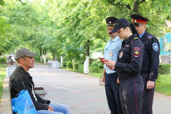 Сотрудники полиции на службе