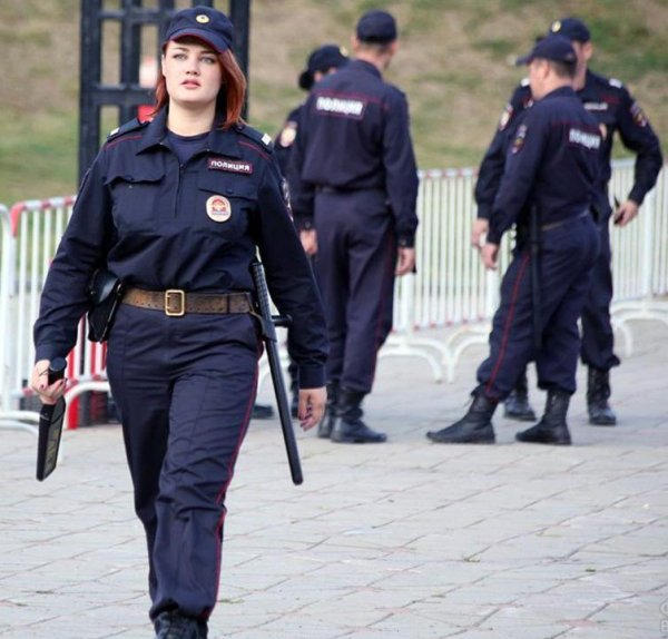 Женщина полицейский