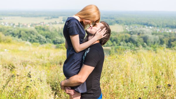 Мужчина обнимает девушку