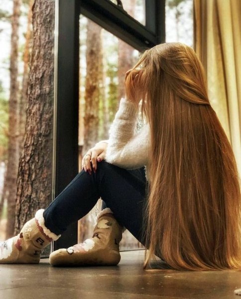Девочка с длинными волосами