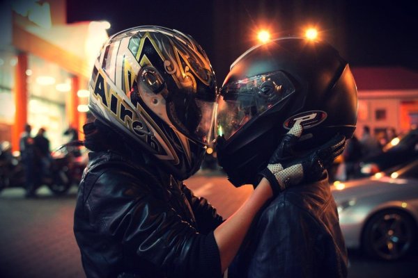 Парень и девушка в шлемах