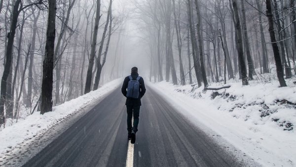 Одинокий человек на дороге