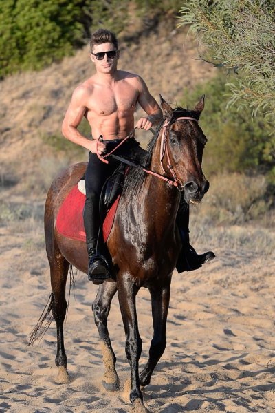 Зак Эфрон конный спорт