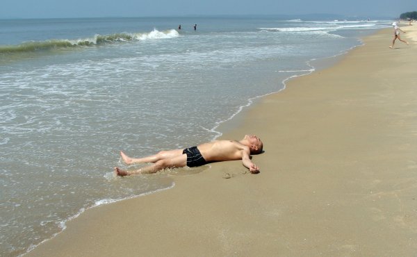 Человек лежит в море