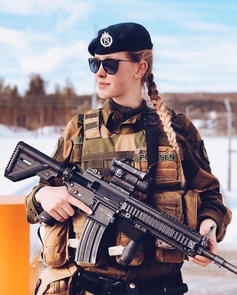 Девушка полицейский
