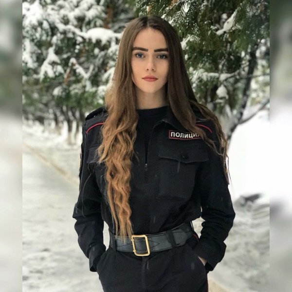 Женщина в полицейской форме