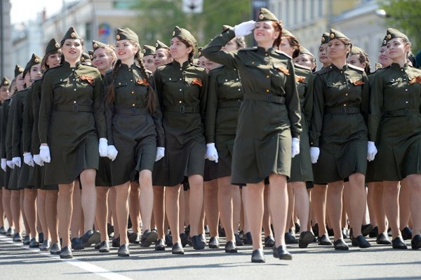 Модели в военной форме