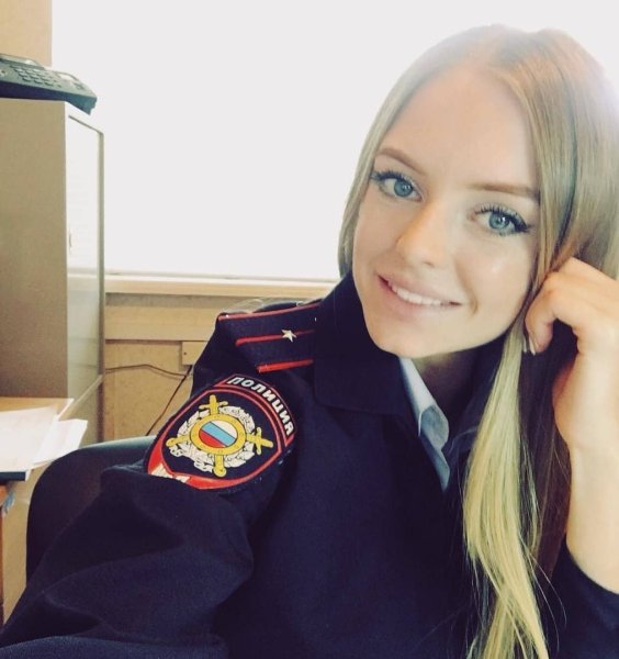 Софи Росси в полицейской форме