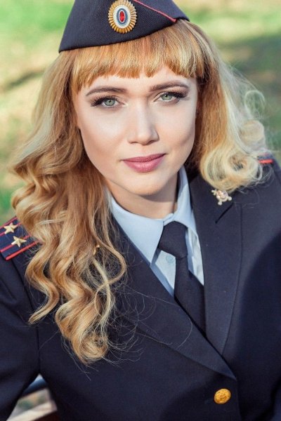 Девушки вивоенной форме