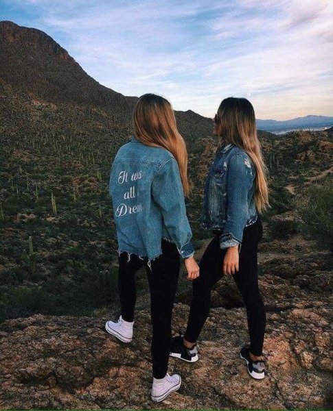 Две крутые девочки