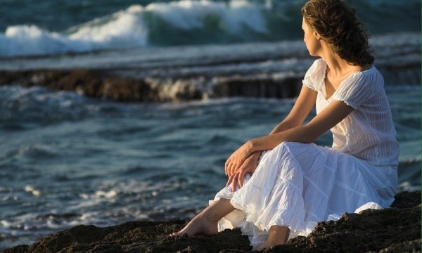 Одинокая девушка у моря