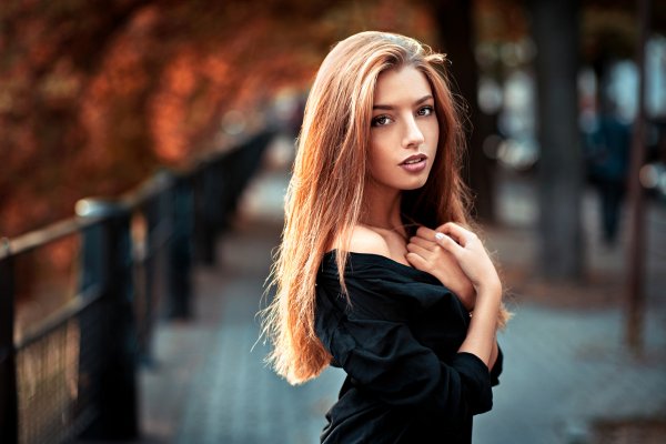 Девушка шатенка
