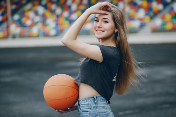 Девчонка с мячом