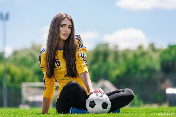 Девушка с футбольным мячом