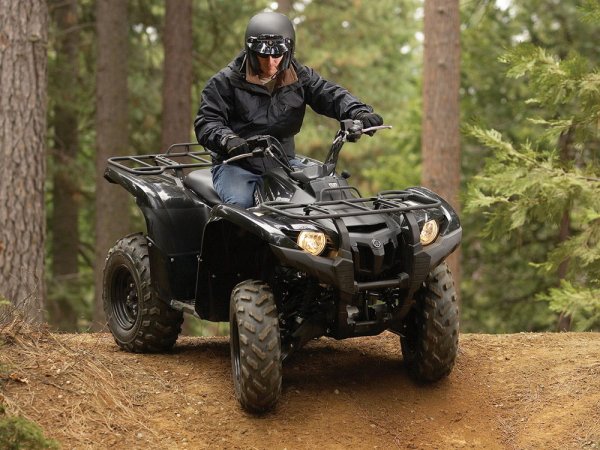 Квадроцикл Ямаха Grizzly 700 в лесу