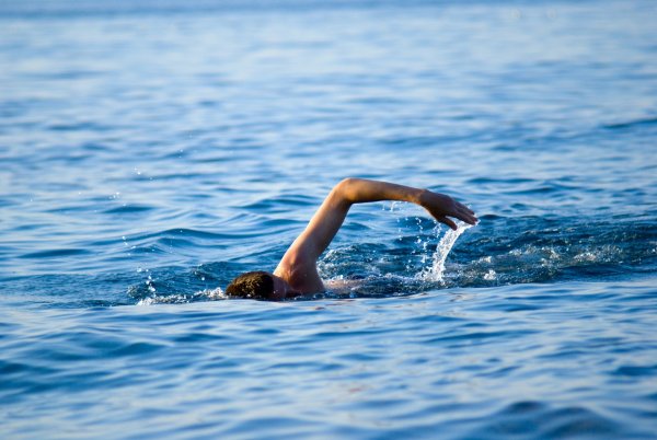 Люди плавают в море