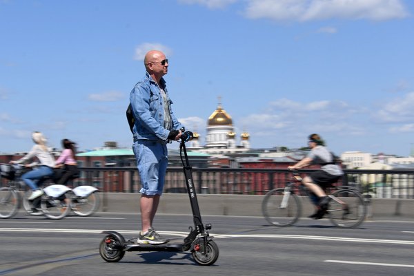 Электросамокат на дороге