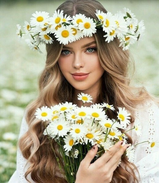 Девушка с венком из ромашек